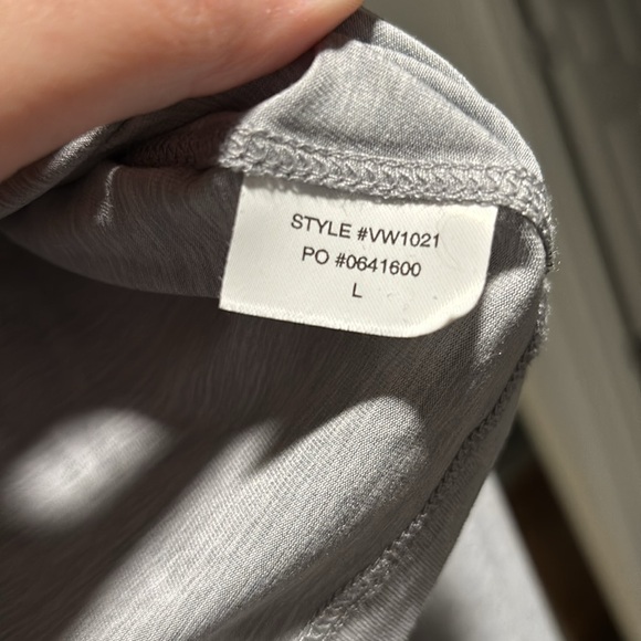 Vuori lux cropped long sleeve without tags - Picture 2 of 2